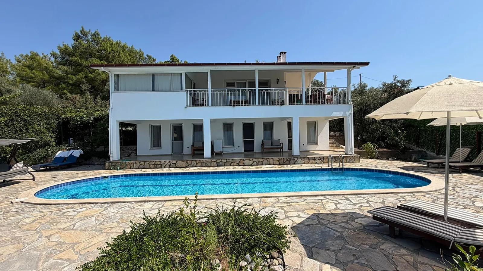 In Dalyan Gökbel mit See- und Meerblick 4+1 Villa zu verkaufen