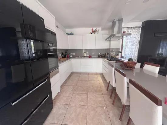 Eckgrundstück Mit 980 M² Und 5+1 Zimmern In Dalyan, Maraş, Zu Verkaufen.