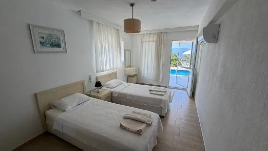 In Dalyan Gökbel mit See- und Meerblick 4+1 Villa zu verkaufen