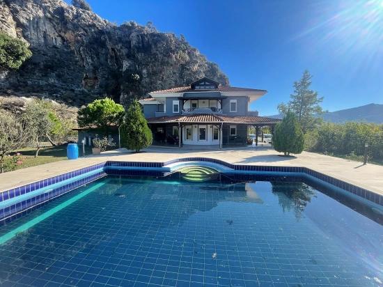 4+2 Villa For Sale On A 6000m2 Plot In Dalyan Gülpınar