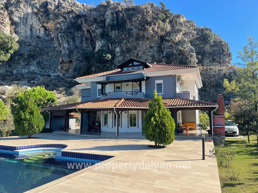 Dalyan Gülpınar'da 6000m2 Arsa İçerisinde 4+2 Satılık Villa