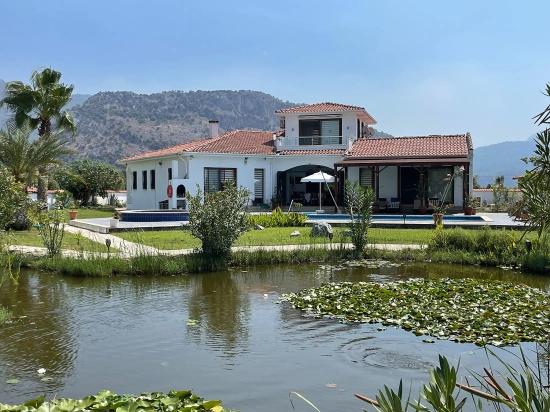 Dalyan İztuzu Manzaralı 7000m2 Arsa İçinde 4+1 Satılık Lüks Villa