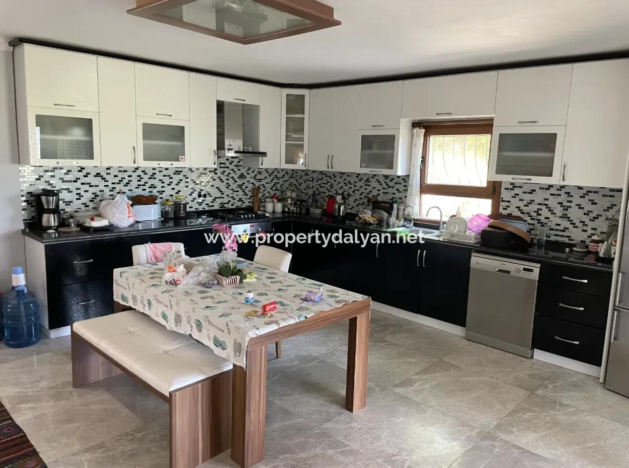 Akçapınar'da Deniz Manzaralı Satılık 6+1 Villa